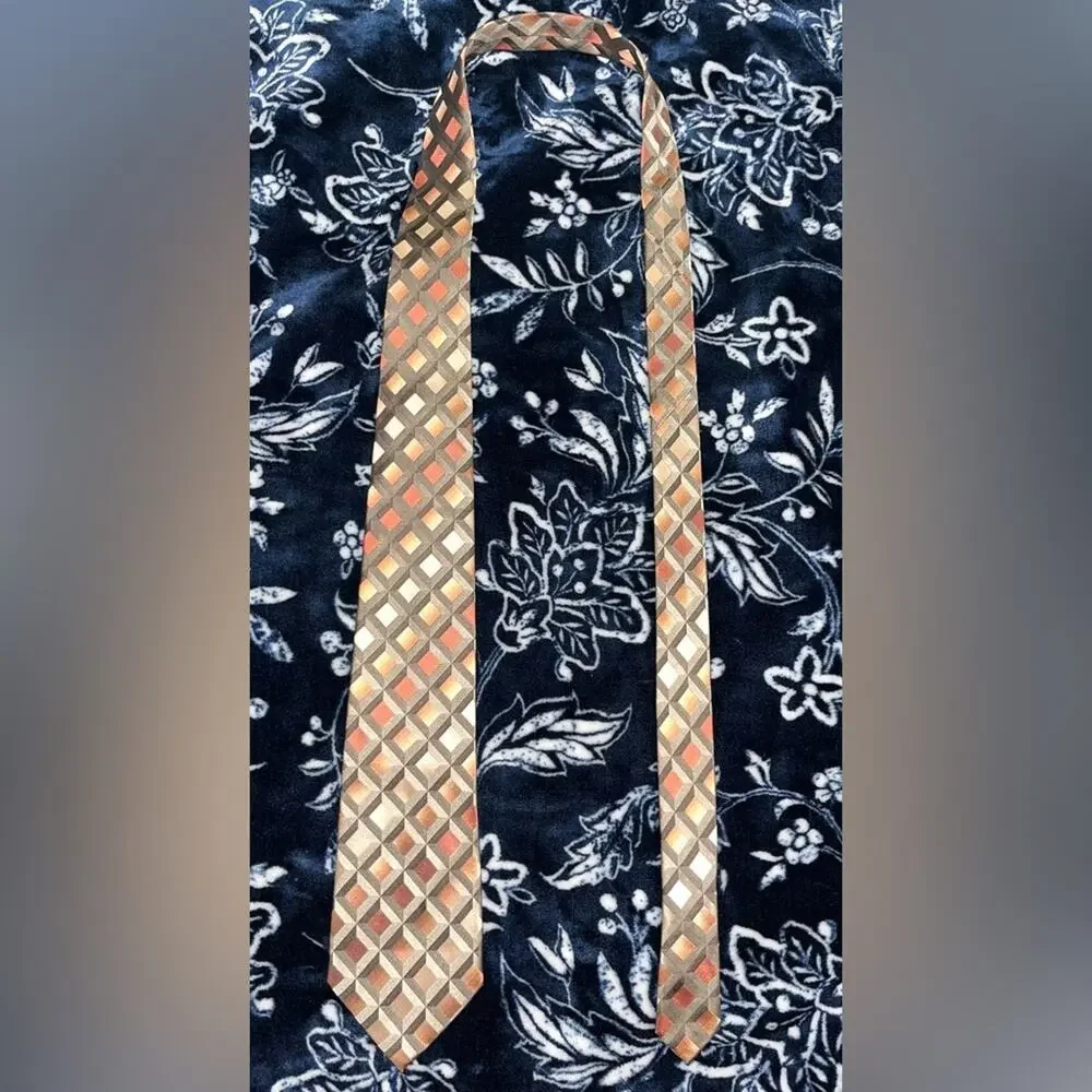 Arrow 100% Silk Geometric Design Necktie